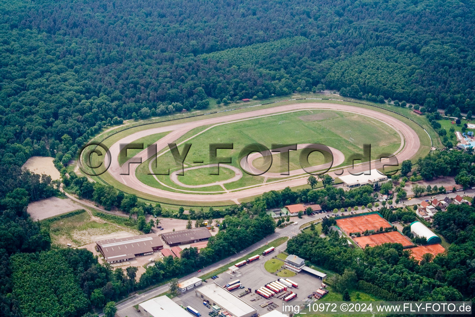 Vue aérienne de Hippodrome pour courses sur piste en sable et courses attelées (Palatinat) à le quartier Herxheim in Herxheim bei Landau dans le département Rhénanie-Palatinat, Allemagne