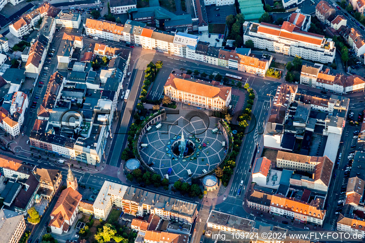 Vue aérienne de Aire circulaire de la place d'armes à la mairie à Pirmasens dans le département Rhénanie-Palatinat, Allemagne