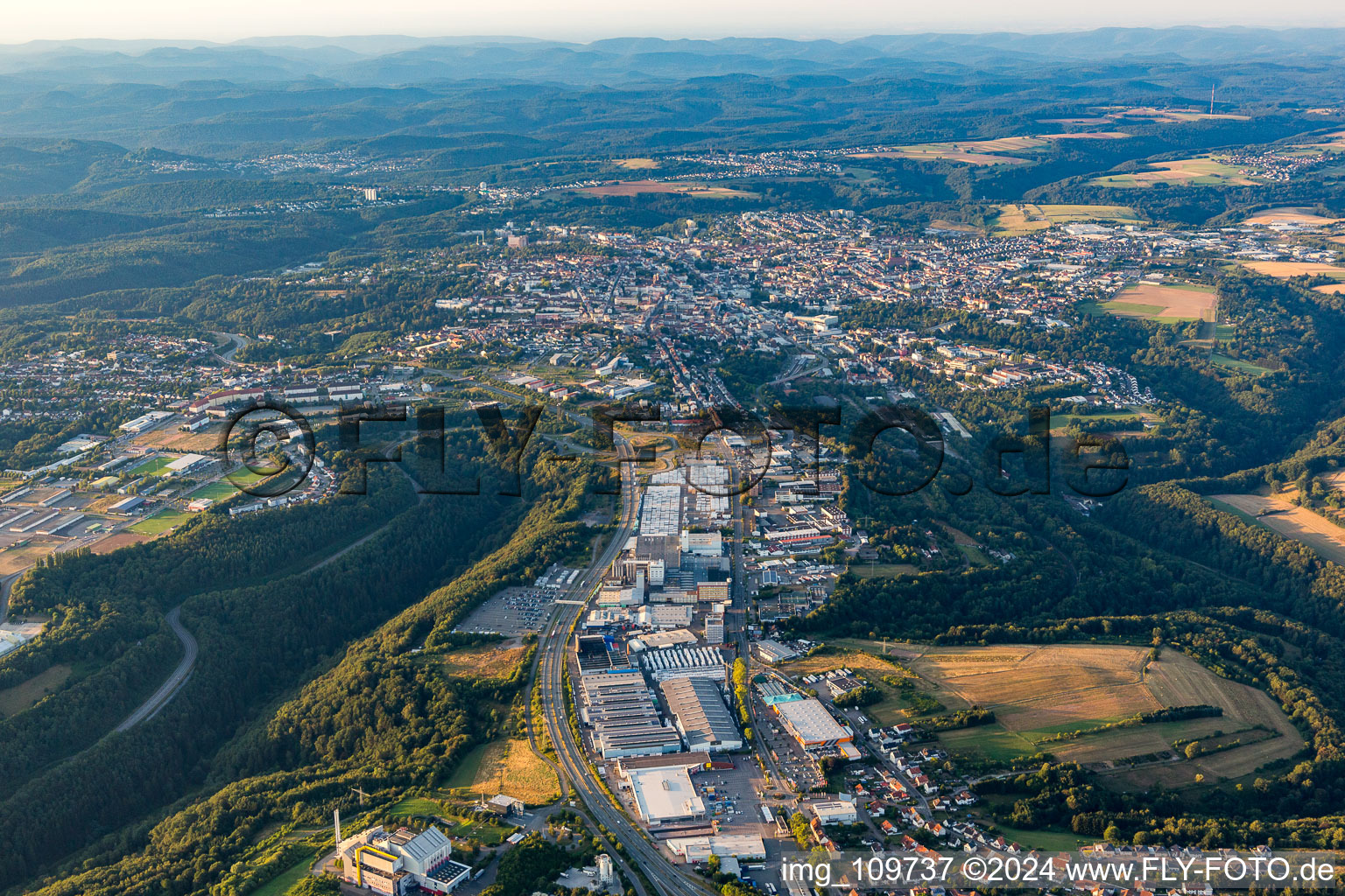 Vue aérienne de Du nord-ouest à le quartier Fehrbach in Pirmasens dans le département Rhénanie-Palatinat, Allemagne