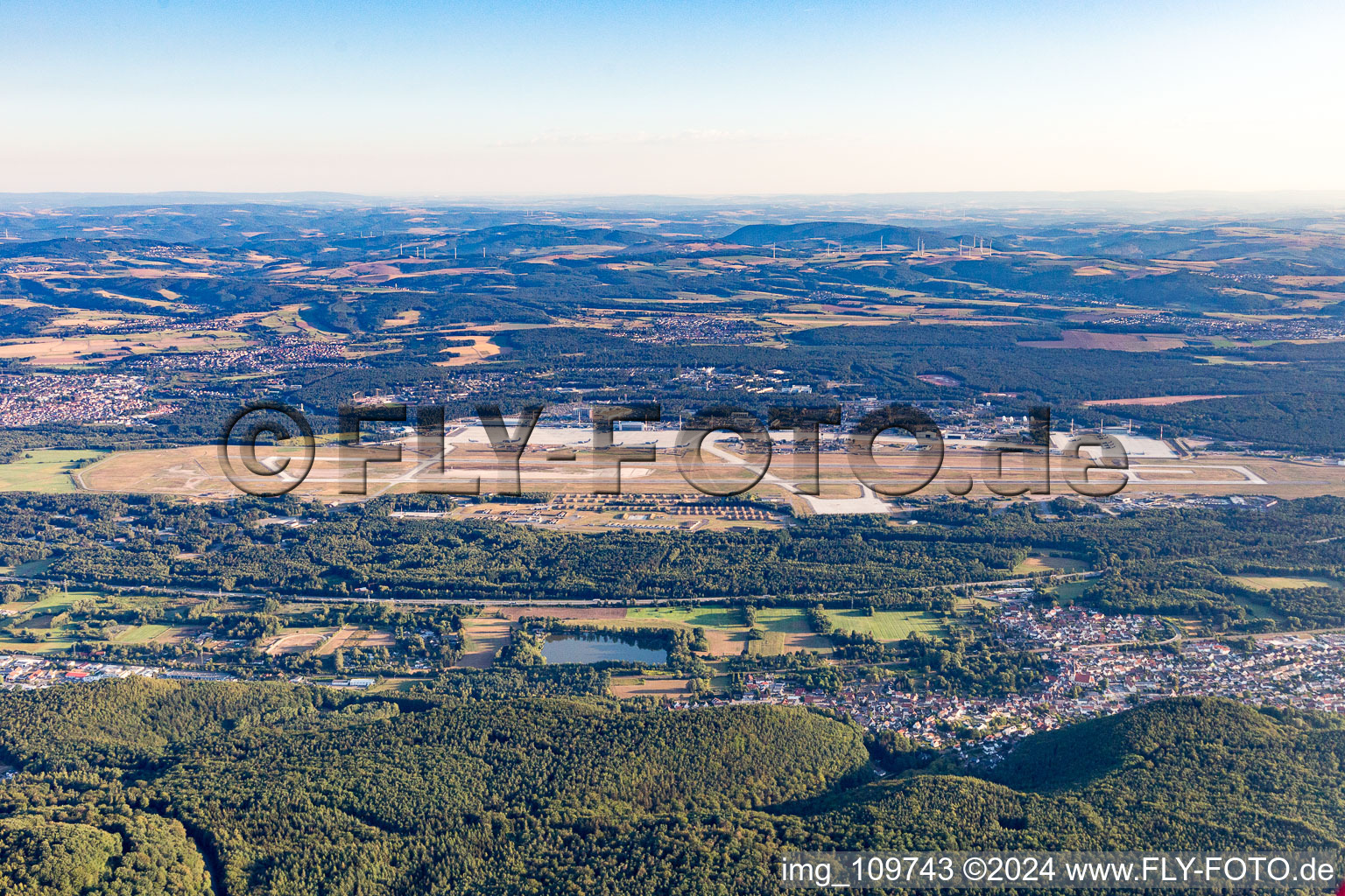 Vue aérienne de Pistes avec voies de circulation, hangars et terminaux sur le terrain de la base aérienne Ramstein de l'aéroport de l'US Air Force à le quartier Ramstein in Ramstein-Miesenbach dans le département Rhénanie-Palatinat, Allemagne