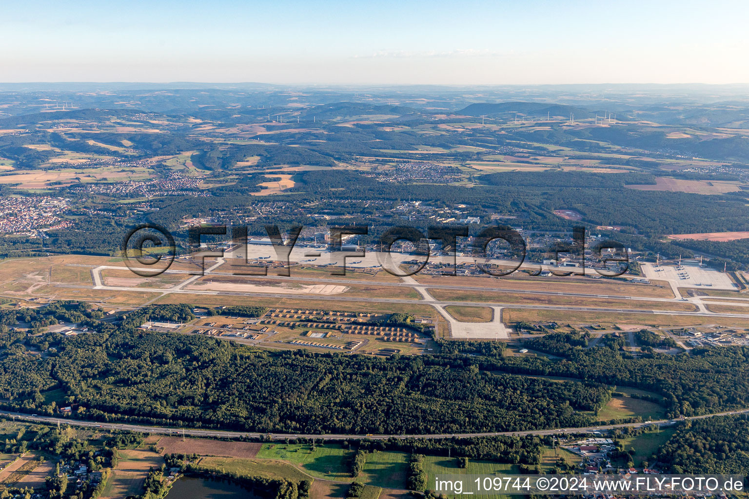 Vue aérienne de Base aérienne américaine à le quartier Ramstein in Ramstein-Miesenbach dans le département Rhénanie-Palatinat, Allemagne