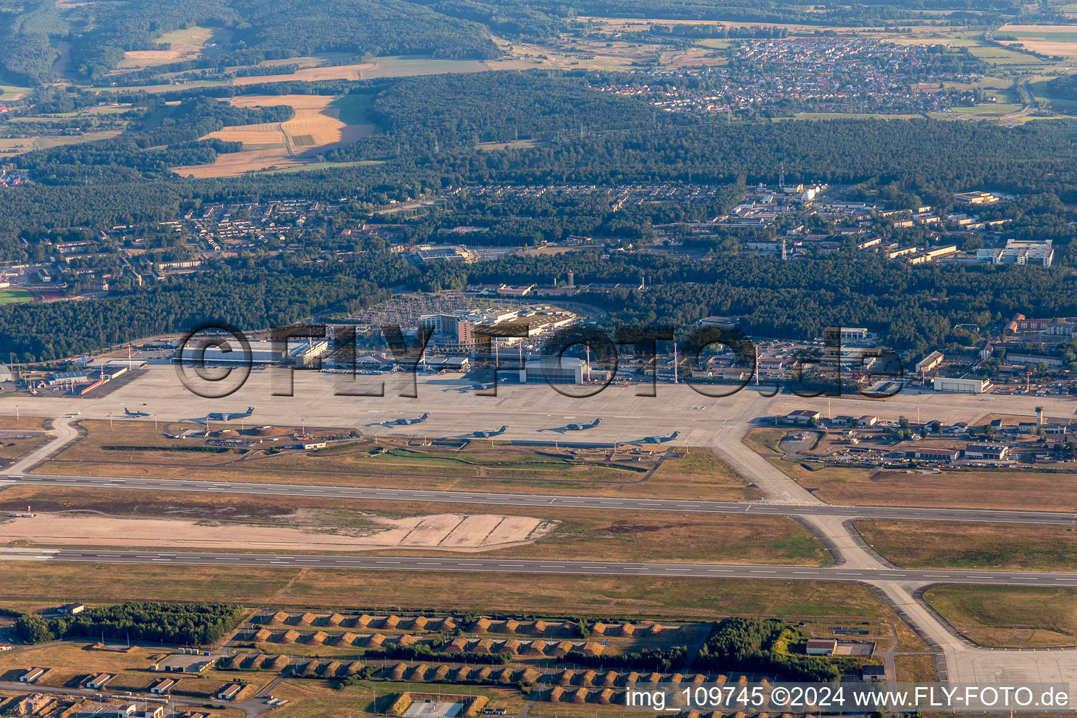 Vue aérienne de Base aérienne américaine à le quartier Ramstein in Ramstein-Miesenbach dans le département Rhénanie-Palatinat, Allemagne