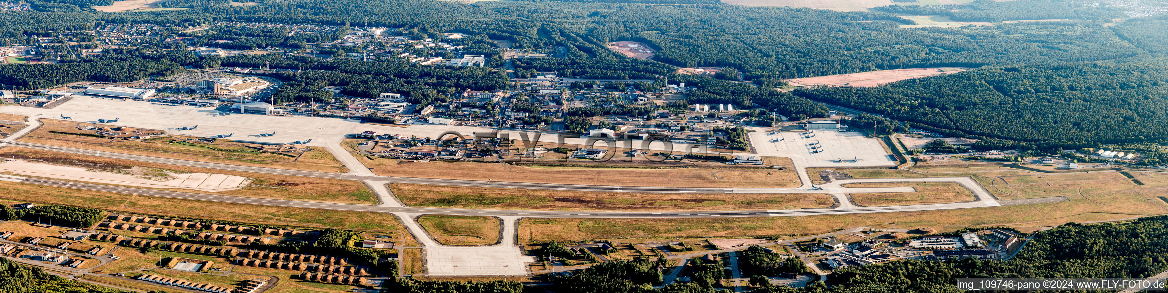 Vue aérienne de Base aérienne américaine panoramique à le quartier Ramstein in Ramstein-Miesenbach dans le département Rhénanie-Palatinat, Allemagne