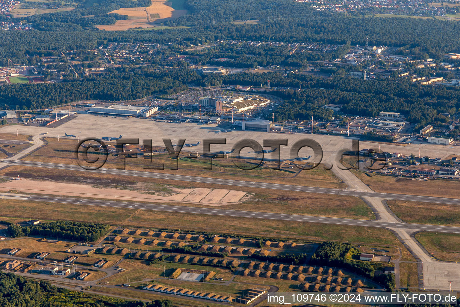 Photographie aérienne de Base aérienne américaine à le quartier Ramstein in Ramstein-Miesenbach dans le département Rhénanie-Palatinat, Allemagne