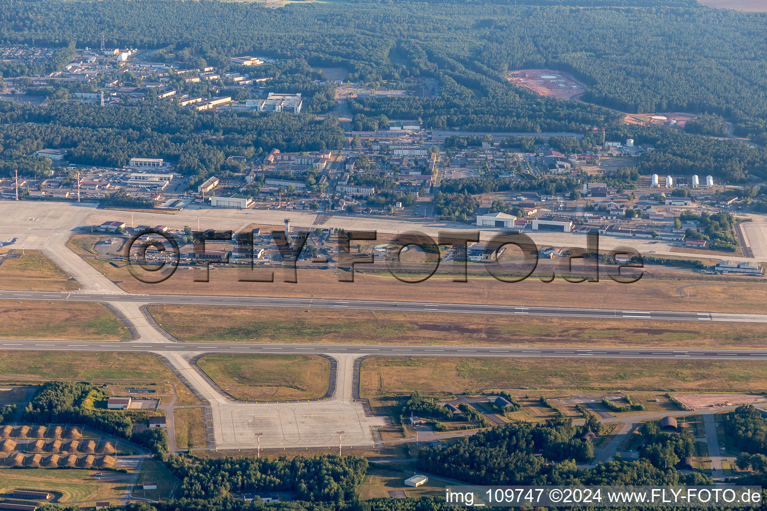 Vue oblique de Base aérienne américaine à le quartier Ramstein in Ramstein-Miesenbach dans le département Rhénanie-Palatinat, Allemagne