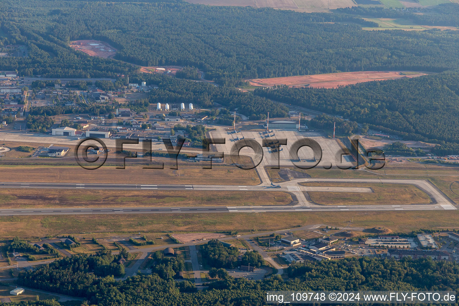 Base aérienne américaine à le quartier Ramstein in Ramstein-Miesenbach dans le département Rhénanie-Palatinat, Allemagne d'en haut