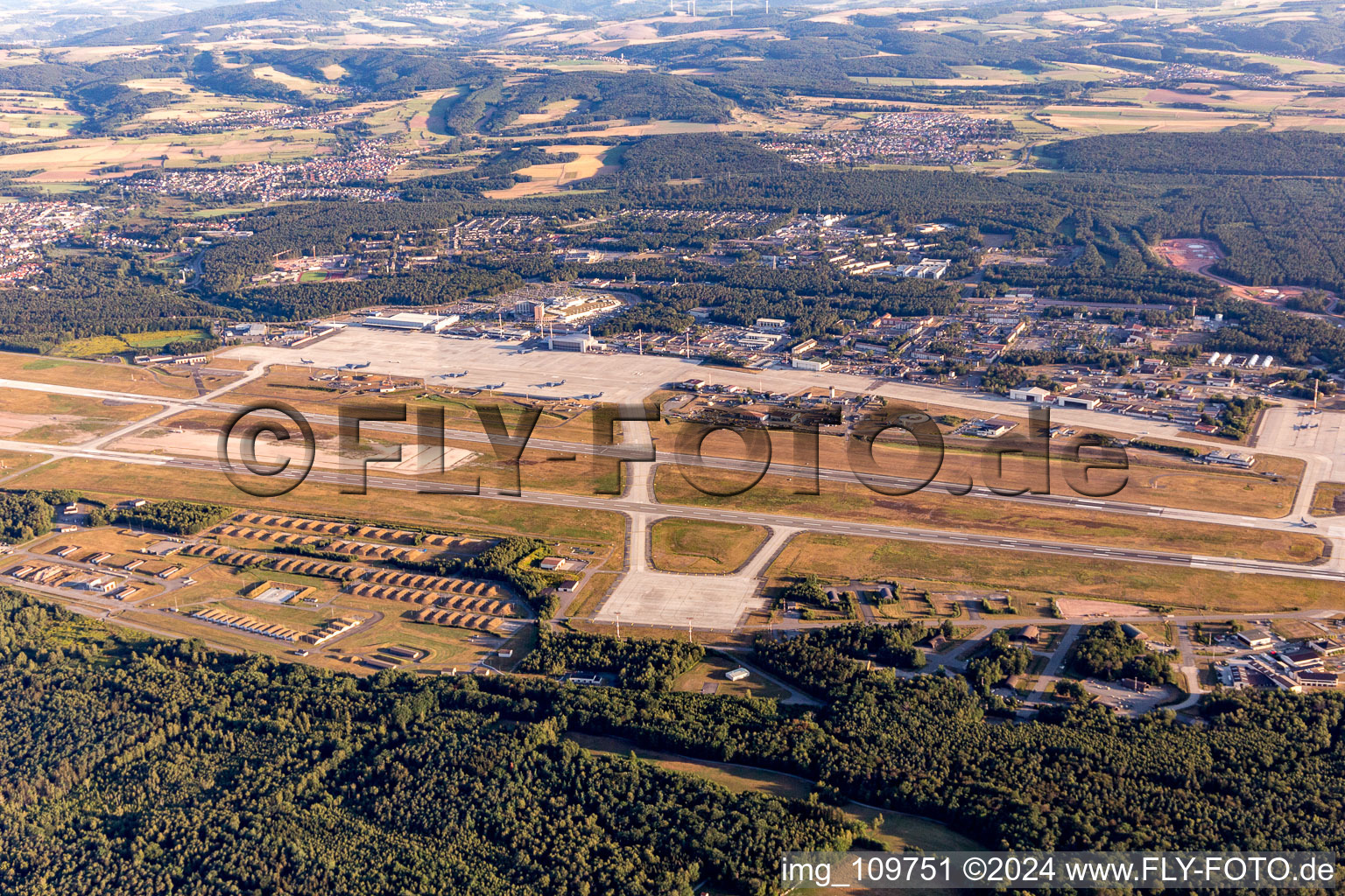 Base aérienne américaine à le quartier Ramstein in Ramstein-Miesenbach dans le département Rhénanie-Palatinat, Allemagne depuis l'avion