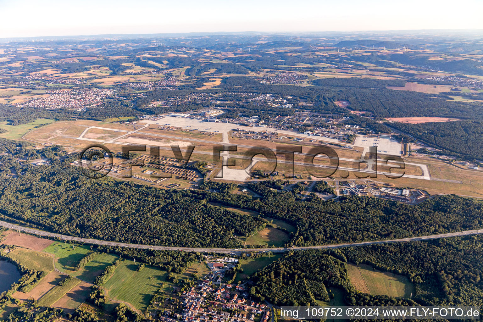 Vue aérienne de Pistes avec voies de circulation, hangars et terminaux sur le terrain de l'aéroport de l'US Air Force Ramstein Air Base-Miesenbach à Ramstein dans le département Rhénanie-Palatinat, Allemagne