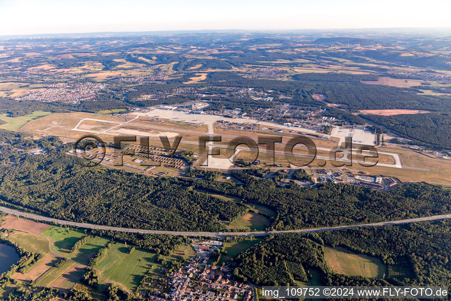 Vue aérienne de Pistes avec voies de circulation, hangars et terminaux sur le terrain de la base aérienne Ramstein de l'aéroport de l'US Air Force à le quartier Ramstein in Ramstein-Miesenbach dans le département Rhénanie-Palatinat, Allemagne