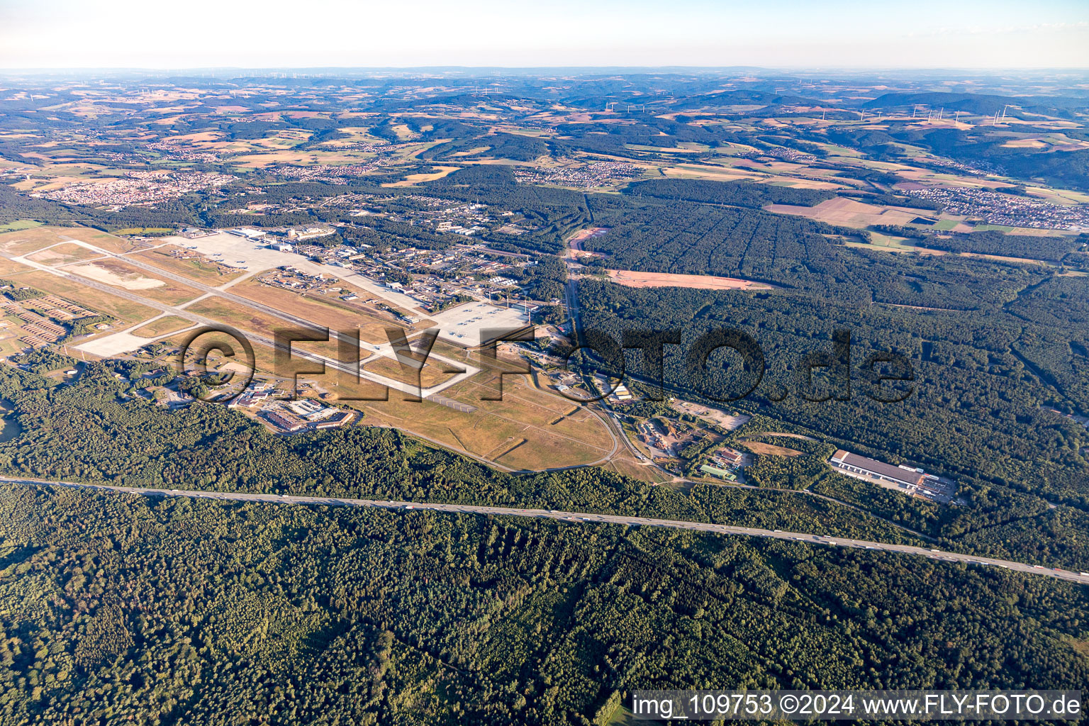 Vue aérienne de Base aérienne à le quartier Ramstein in Ramstein-Miesenbach dans le département Rhénanie-Palatinat, Allemagne