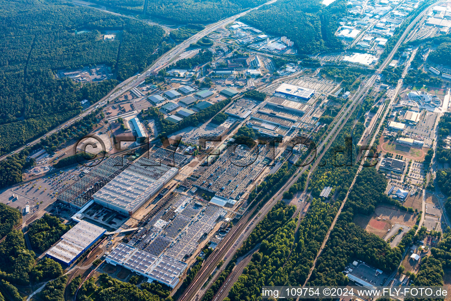 Vue aérienne de Usine automobile Opel Kaiserslautern à le quartier Hohenecken in Kaiserslautern dans le département Rhénanie-Palatinat, Allemagne