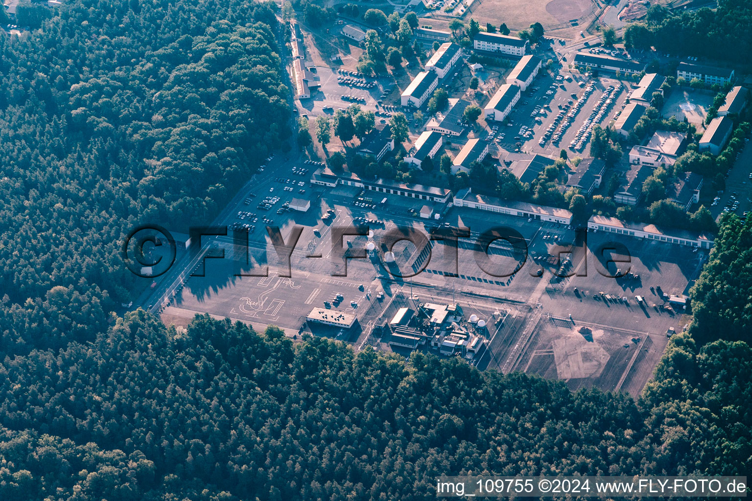 Vue aérienne de Académie intereuropéenne des forces aériennes à Einsiedlerhof dans le département Rhénanie-Palatinat, Allemagne