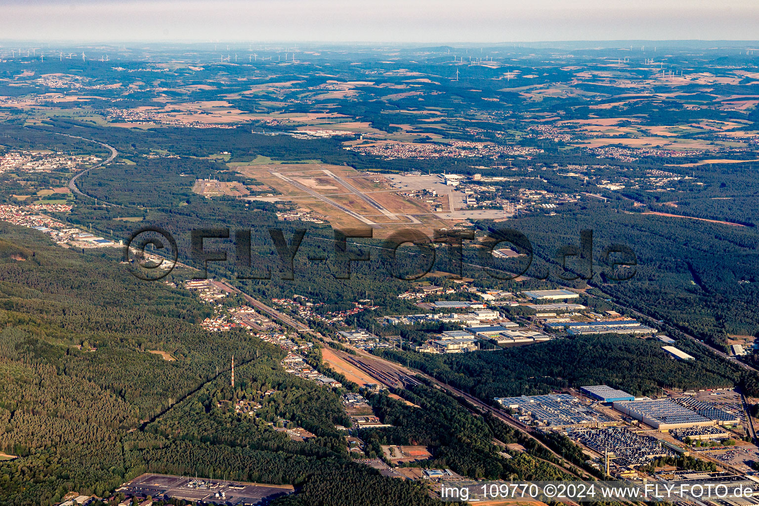 Vue d'oiseau de Base aérienne américaine à le quartier Ramstein in Ramstein-Miesenbach dans le département Rhénanie-Palatinat, Allemagne