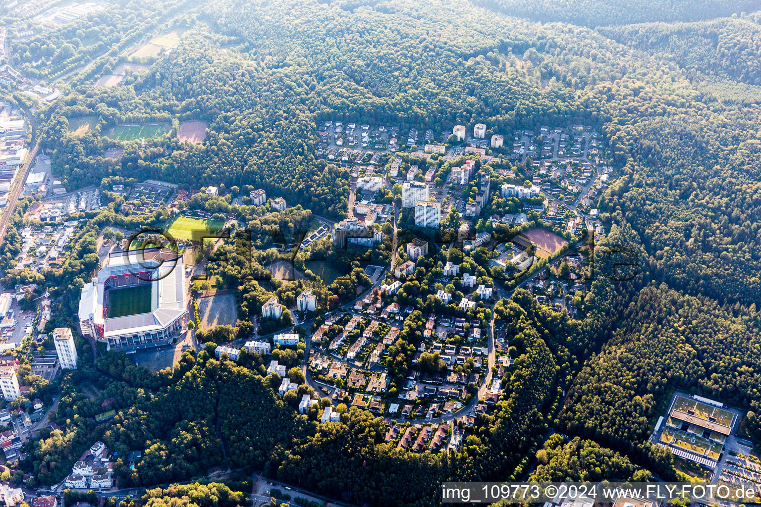 Vue aérienne de Zone des installations sportives de l'arène du stade « Fritz-Walter-Stadion » sur la Fritz-Walter-Straße dans le quartier de Betzenberg à Kaiserslautern dans le département Rhénanie-Palatinat, Allemagne