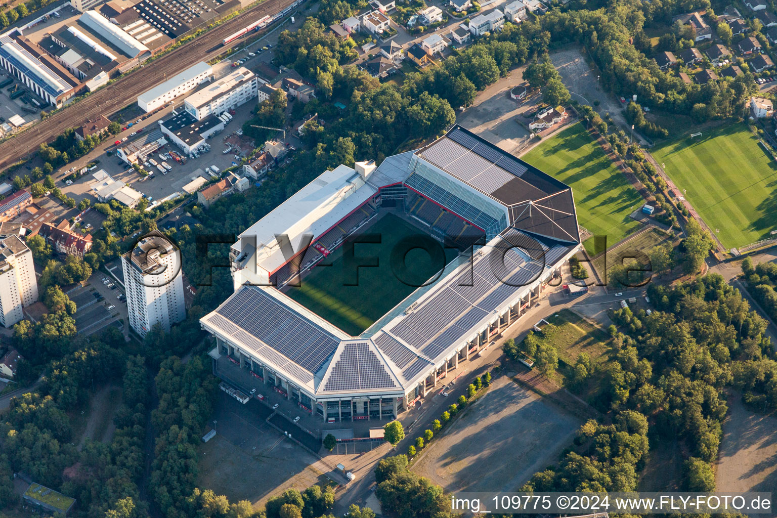 Vue aérienne de Zone des installations sportives de l'arène du stade « Fritz-Walter-Stadion » sur la Fritz-Walter-Straße dans le quartier de Betzenberg à Kaiserslautern dans le département Rhénanie-Palatinat, Allemagne