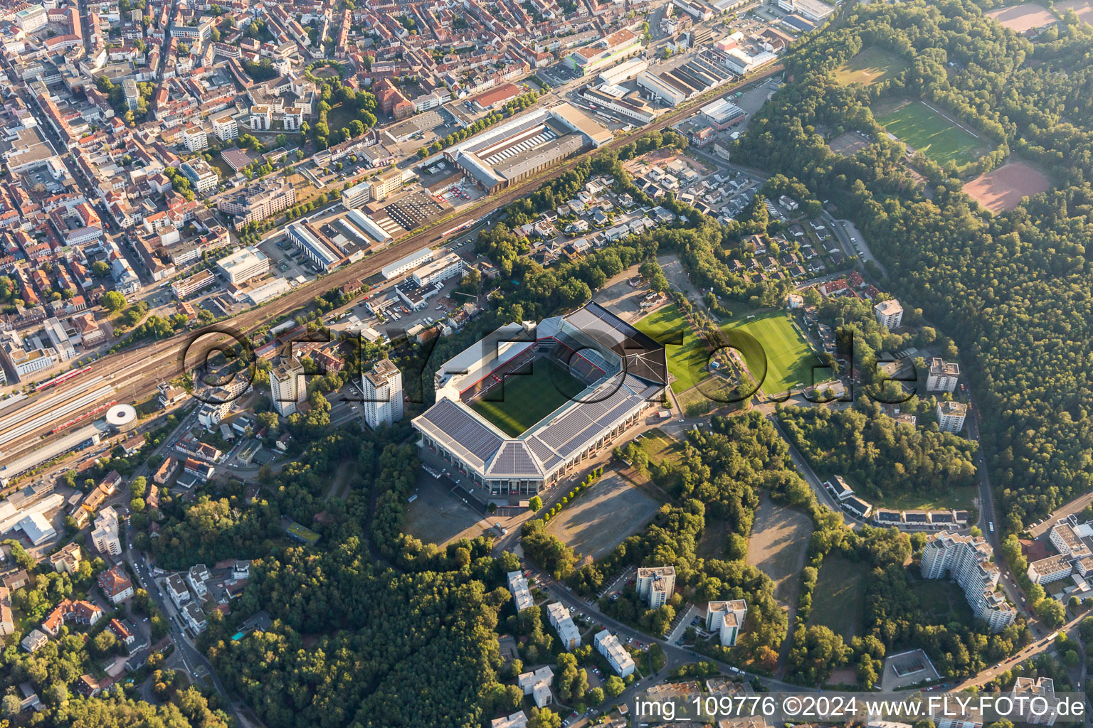 Photographie aérienne de Stade Fritz-Walter du FCK sur le Betzenberg à Kaiserslautern dans le département Rhénanie-Palatinat, Allemagne