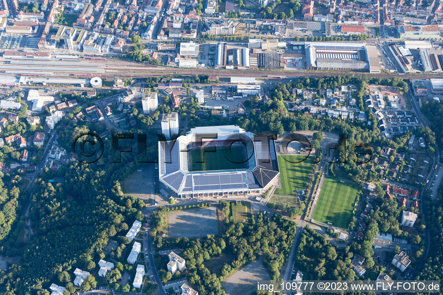 Vue oblique de Stade Fritz-Walter du FCK sur le Betzenberg à Kaiserslautern dans le département Rhénanie-Palatinat, Allemagne