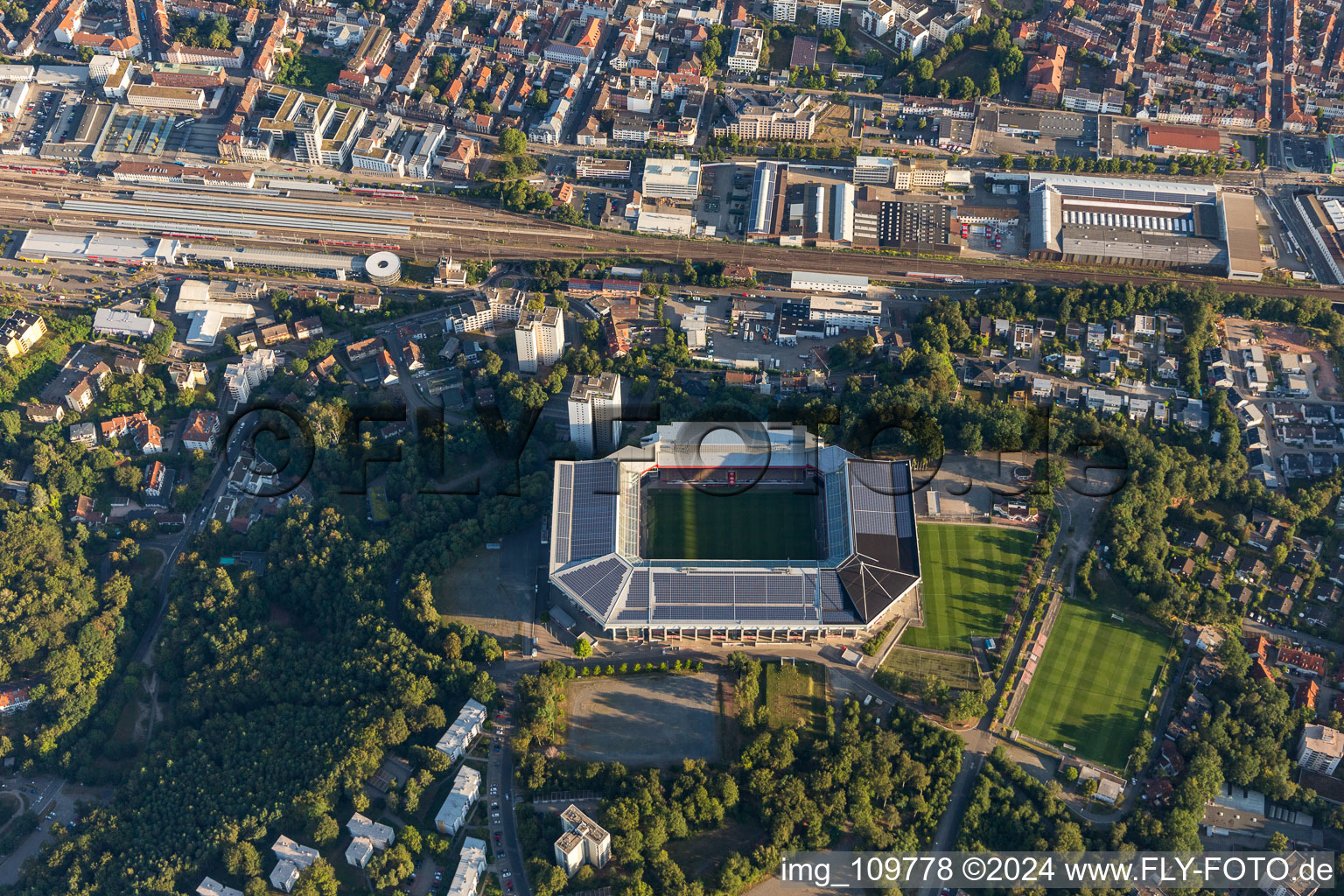 Photographie aérienne de Zone des installations sportives de l'arène du stade « Fritz-Walter-Stadion » sur la Fritz-Walter-Straße dans le quartier de Betzenberg à Kaiserslautern dans le département Rhénanie-Palatinat, Allemagne
