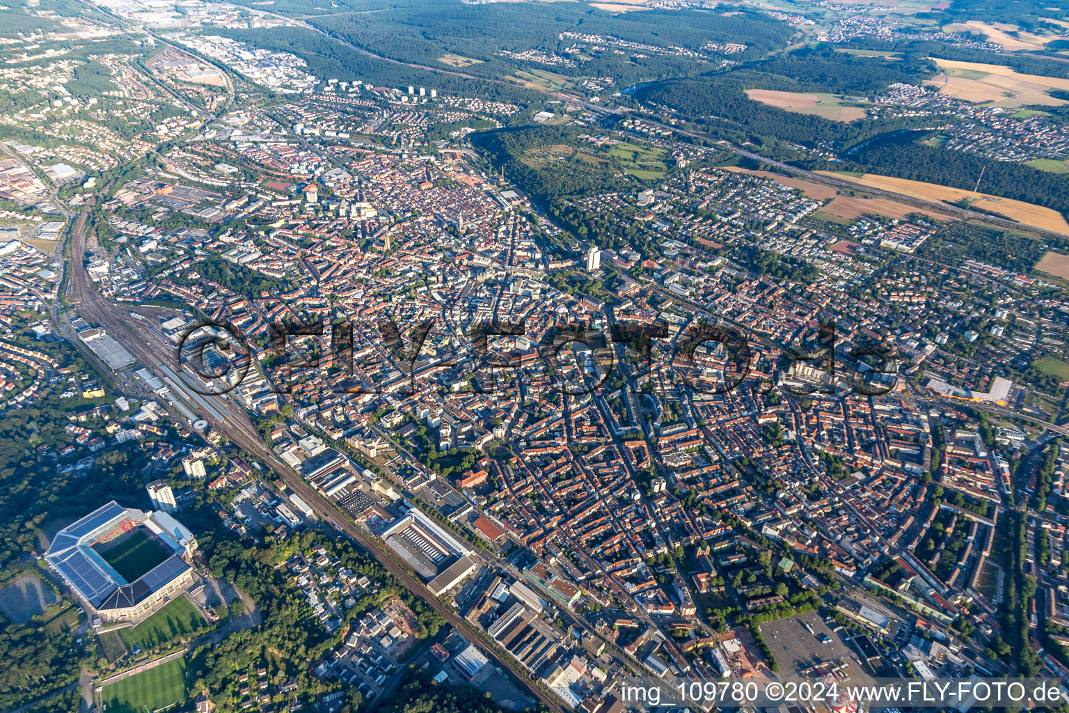 Kaiserslautern dans le département Rhénanie-Palatinat, Allemagne depuis l'avion