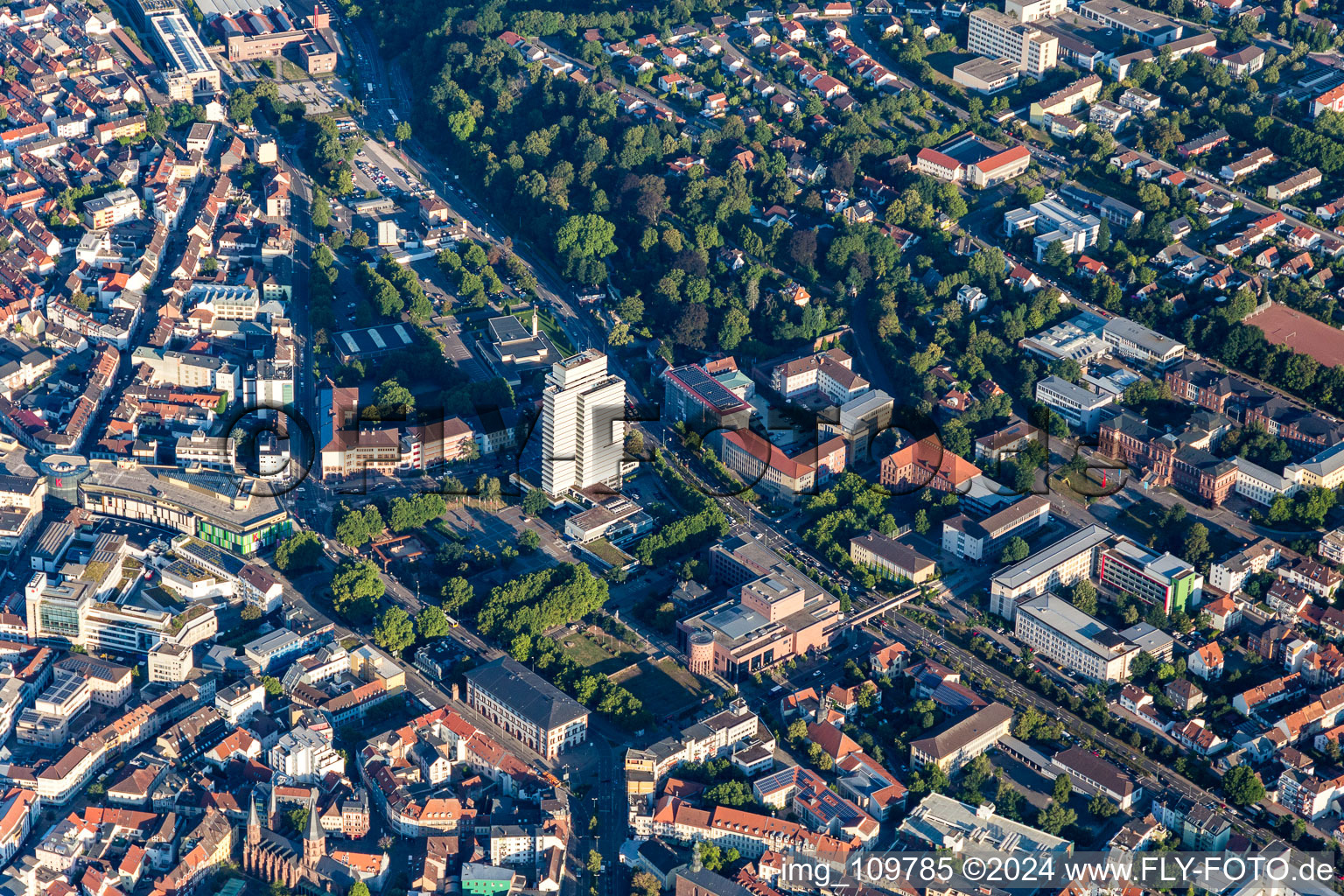 Vue aérienne de Administration municipale et centre communautaire Kaiserslautern à Kaiserslautern dans le département Rhénanie-Palatinat, Allemagne