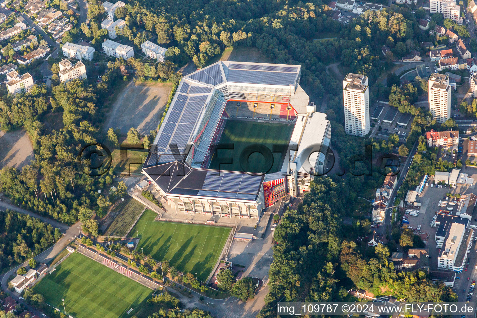 Stade Fritz-Walter du FCK sur le Betzenberg à Kaiserslautern dans le département Rhénanie-Palatinat, Allemagne d'en haut