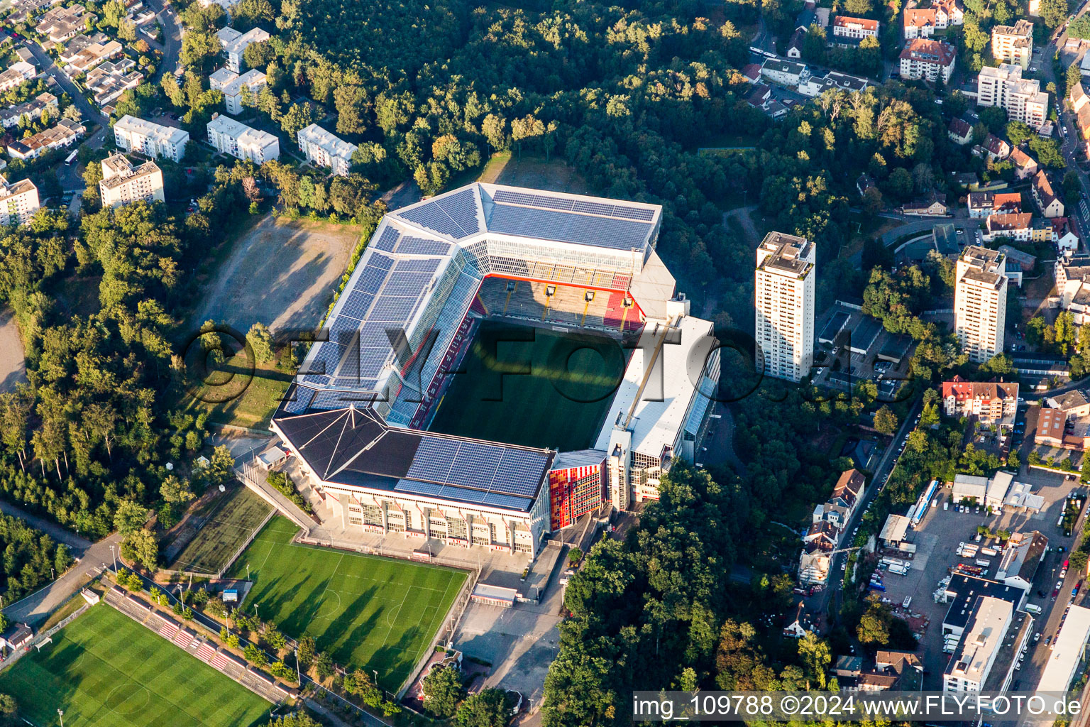 Stade Fritz-Walter du FCK sur le Betzenberg à Kaiserslautern dans le département Rhénanie-Palatinat, Allemagne hors des airs