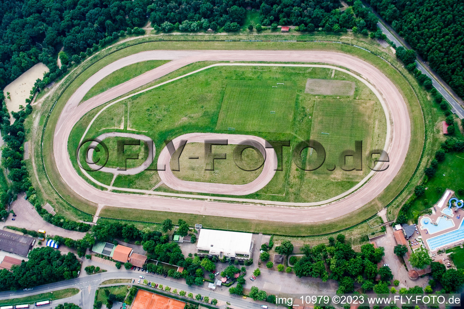 Vue aérienne de Piste à le quartier Herxheim in Herxheim bei Landau dans le département Rhénanie-Palatinat, Allemagne