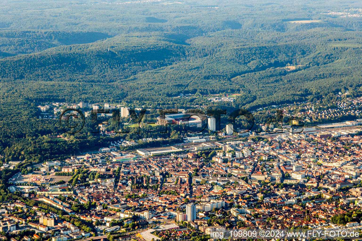 Photographie aérienne de Stade Fritz Walter à Kaiserslautern dans le département Rhénanie-Palatinat, Allemagne