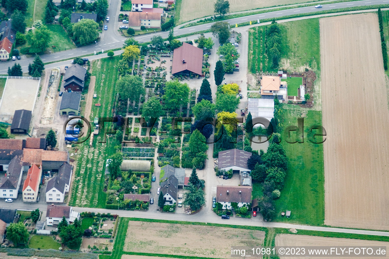 Vue aérienne de Entreprise de pépinière/jardin Konrad à le quartier Hayna in Herxheim bei Landau dans le département Rhénanie-Palatinat, Allemagne