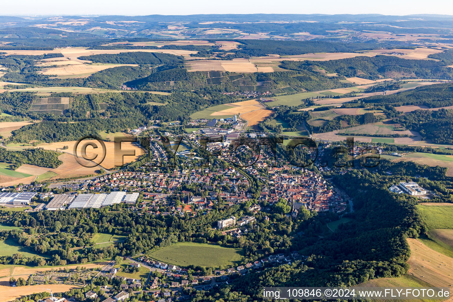 Vue aérienne de Le paysage de la vallée du Glan entouré de collines à Meisenheim dans le département Rhénanie-Palatinat, Allemagne