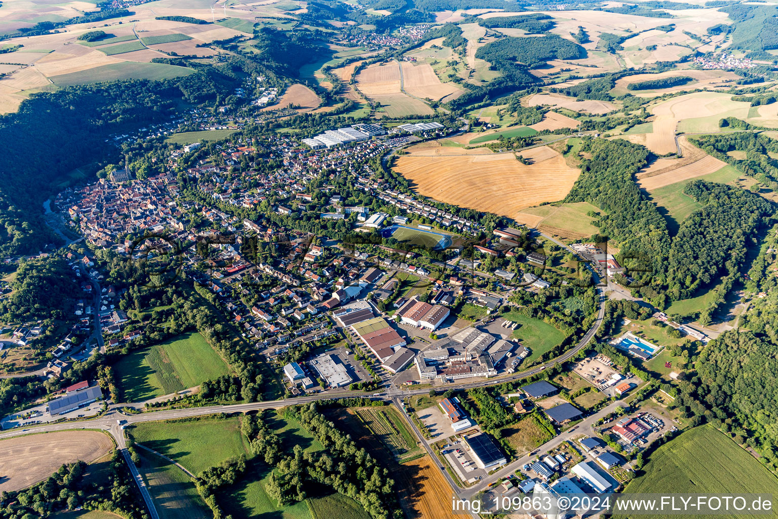 Vue aérienne de Le paysage de la vallée du Glan entouré de collines à Meisenheim dans le département Rhénanie-Palatinat, Allemagne