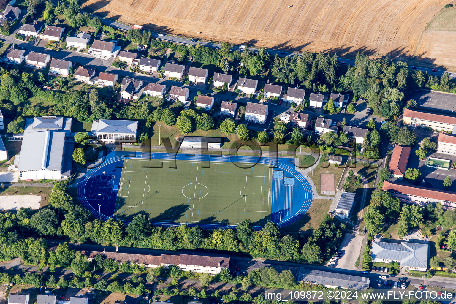 Vue aérienne de Piste en cendres bleues sur le terrain de sport du lycée plus Meisenheim et du Paul-Schneider-Gymnasium à Meisenheim dans le département Rhénanie-Palatinat, Allemagne