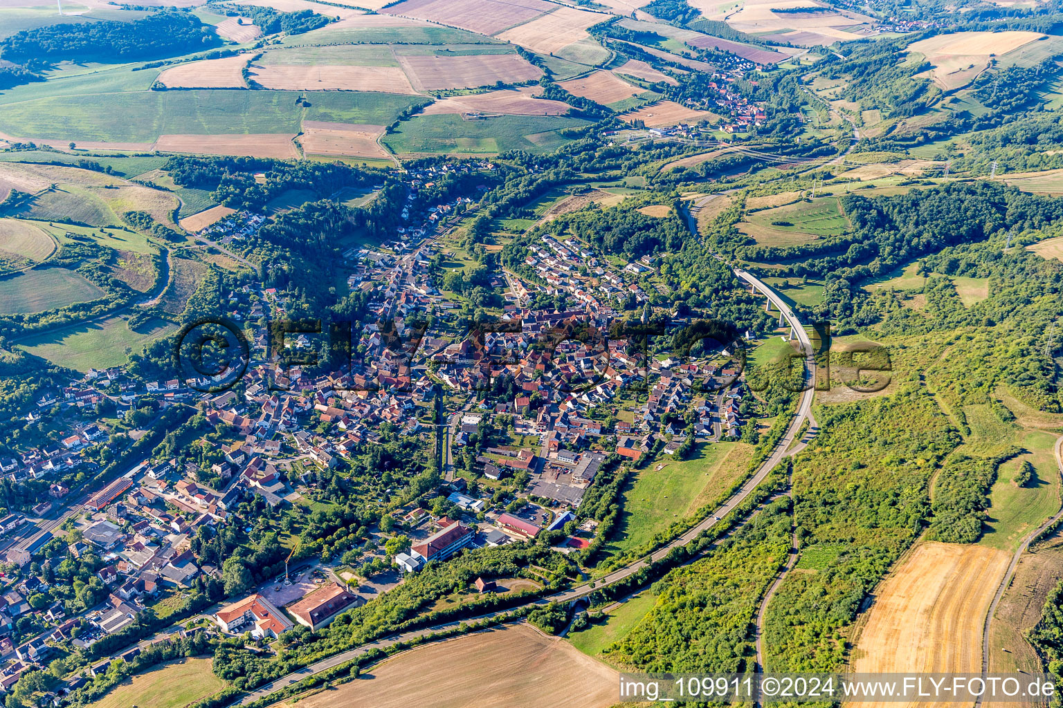 Vue aérienne de Le paysage de la vallée entouré de montagnes à Alsenz dans le département Rhénanie-Palatinat, Allemagne