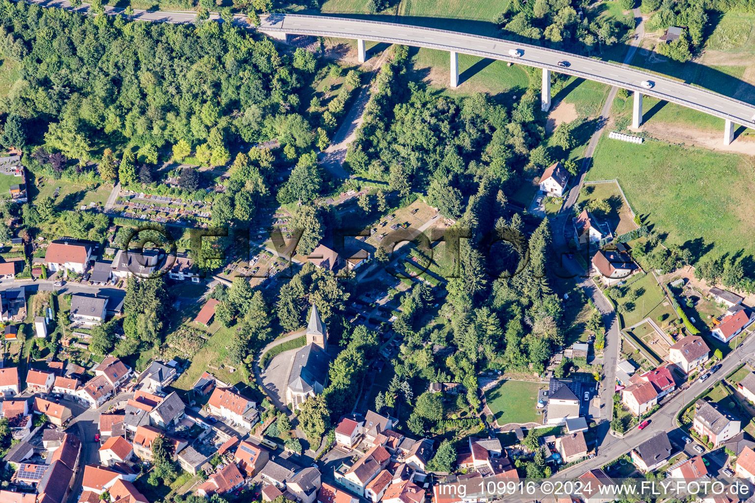 Vue aérienne de Cimetière sous la route fédérale B48 à Alsenz dans le département Rhénanie-Palatinat, Allemagne