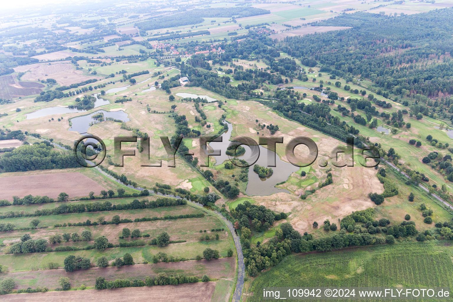 Vue aérienne de Château du terrain de golf Lüdersburg à Lüdersburg dans le département Basse-Saxe, Allemagne