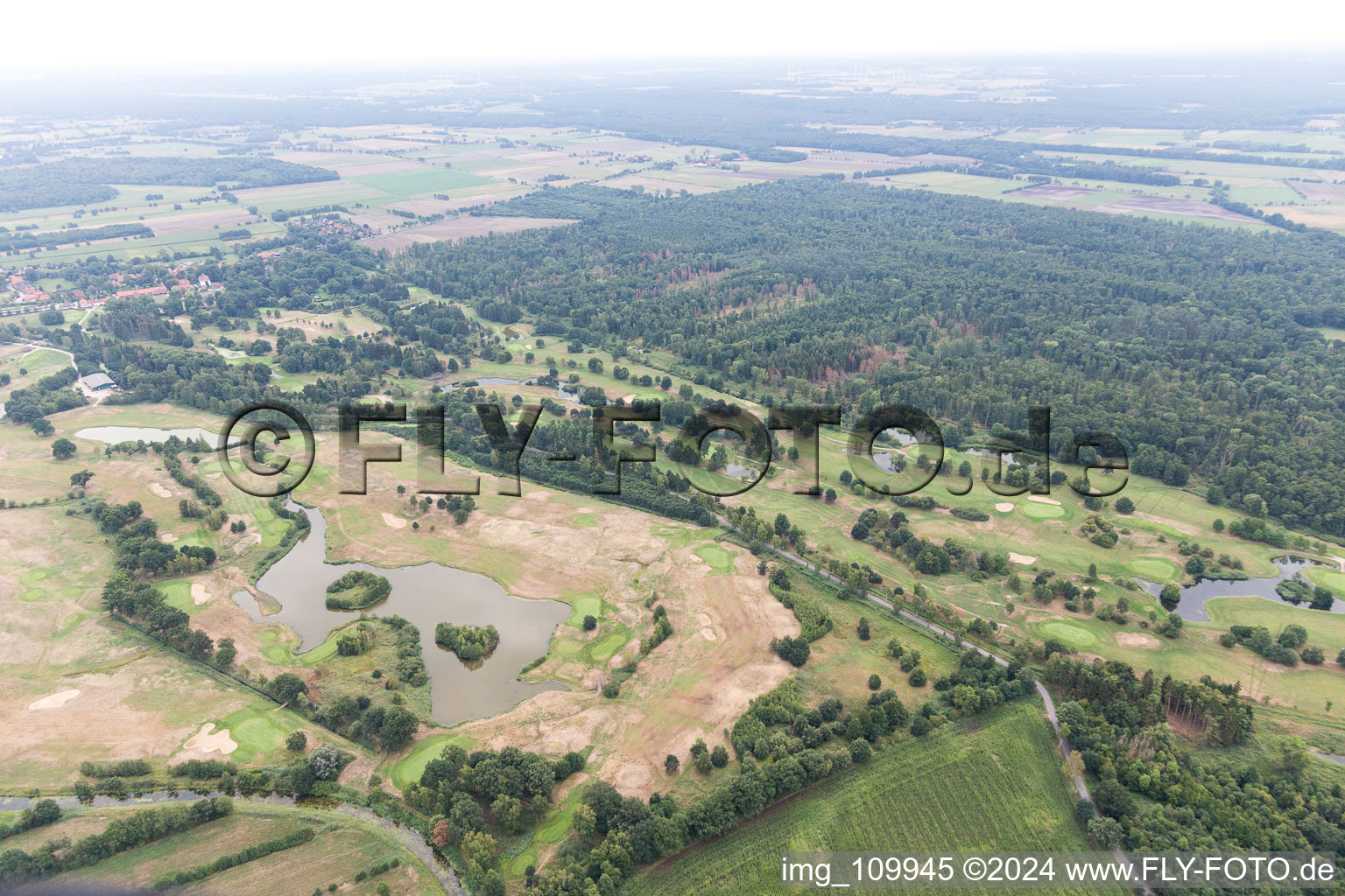 Vue aérienne de Château du terrain de golf Lüdersburg à Lüdersburg dans le département Basse-Saxe, Allemagne