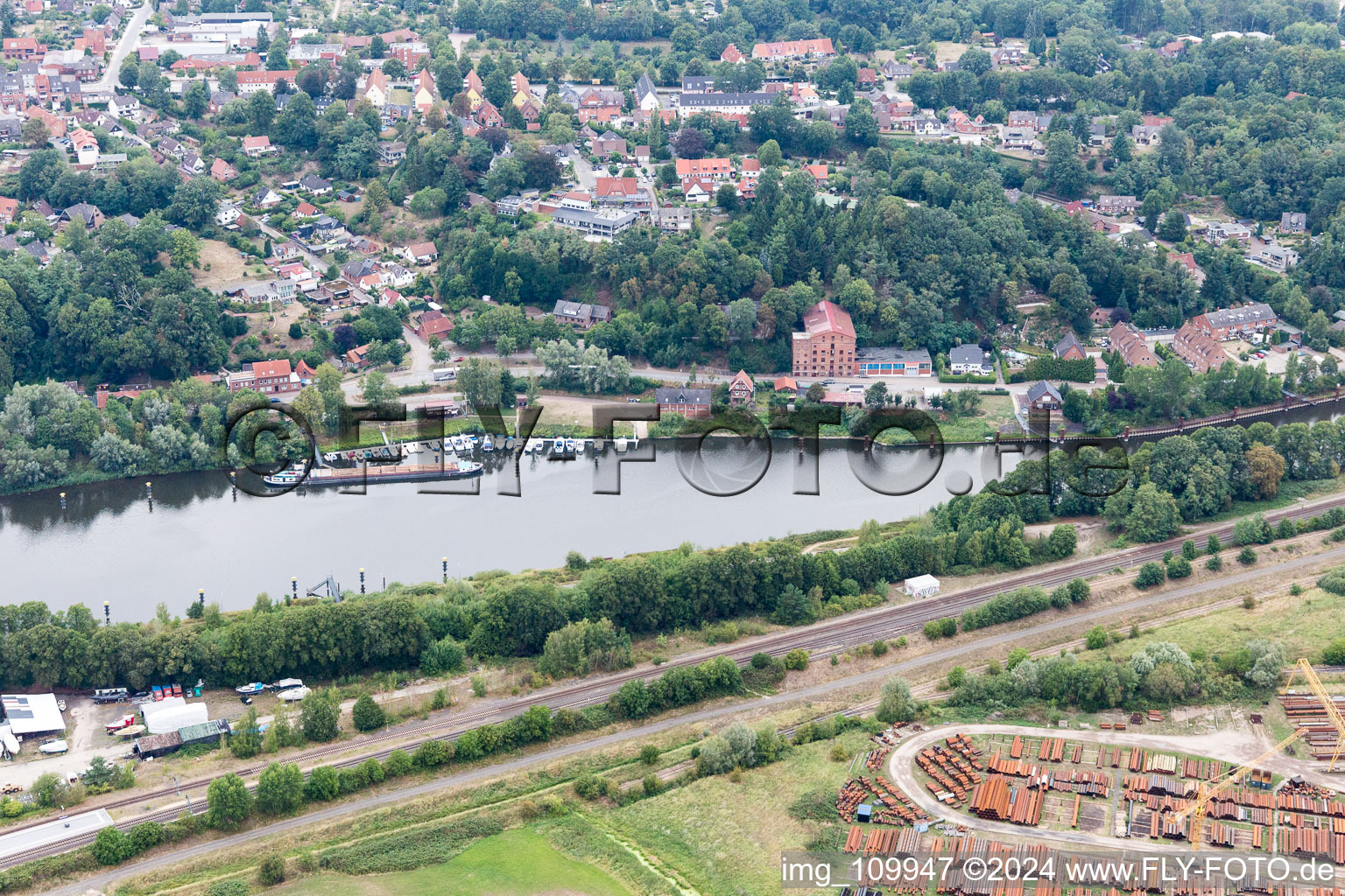 Vue aérienne de Elbe à Lauenburg dans le département Schleswig-Holstein, Allemagne