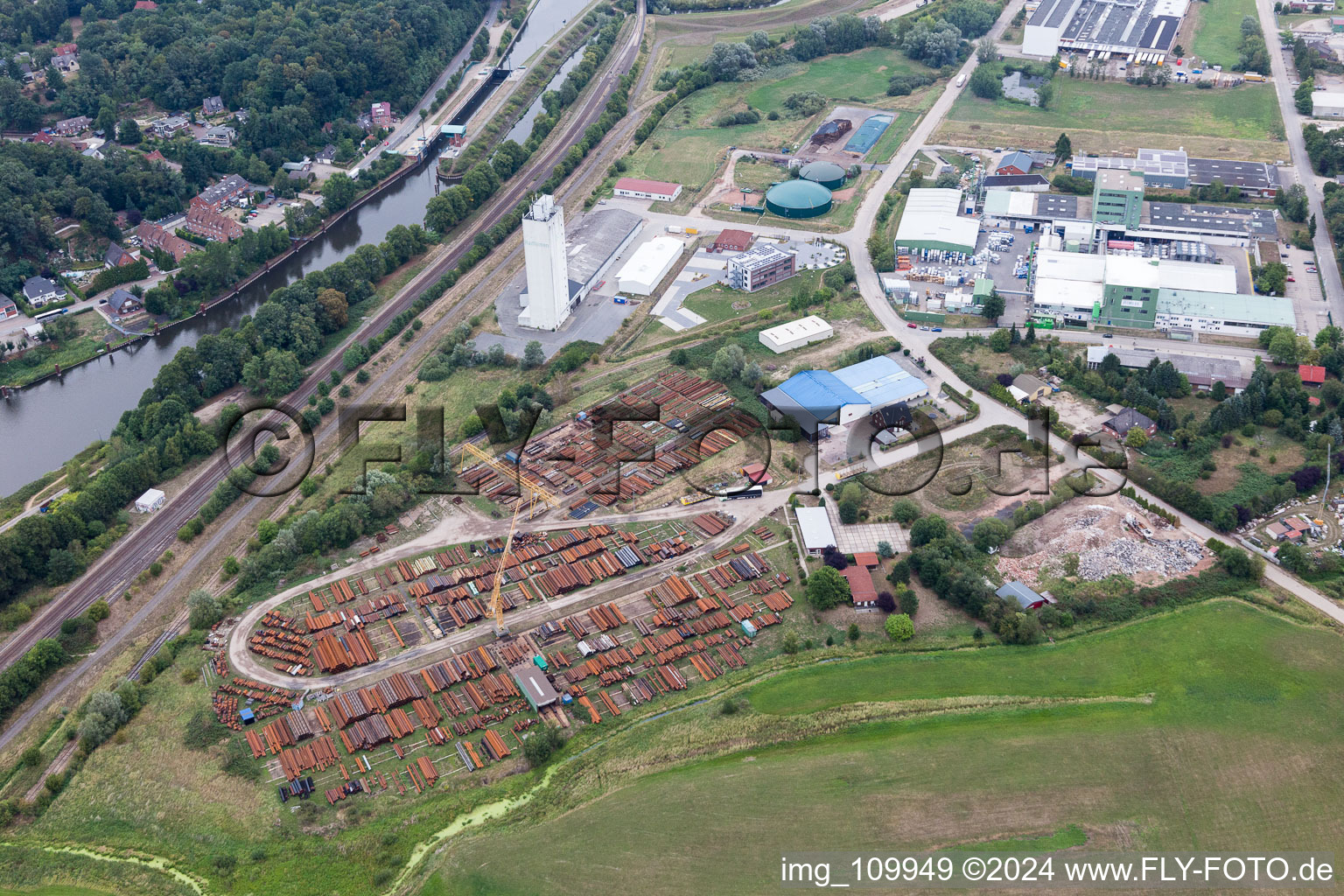 Vue aérienne de Elbe à Lauenburg dans le département Schleswig-Holstein, Allemagne