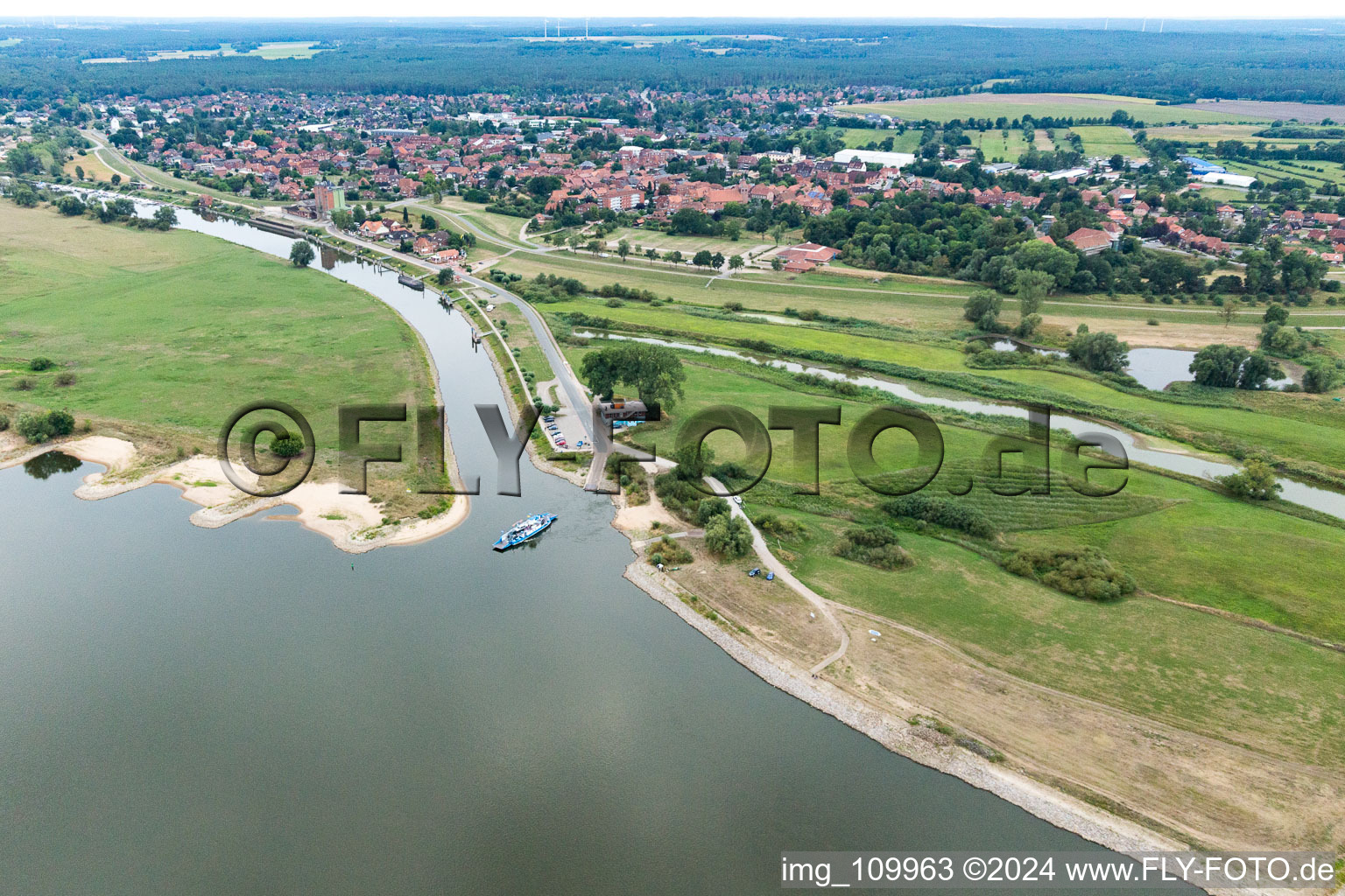 Vue aérienne de Ferry sur l'Elbe à Bleckede à Bleckede dans le département Basse-Saxe, Allemagne