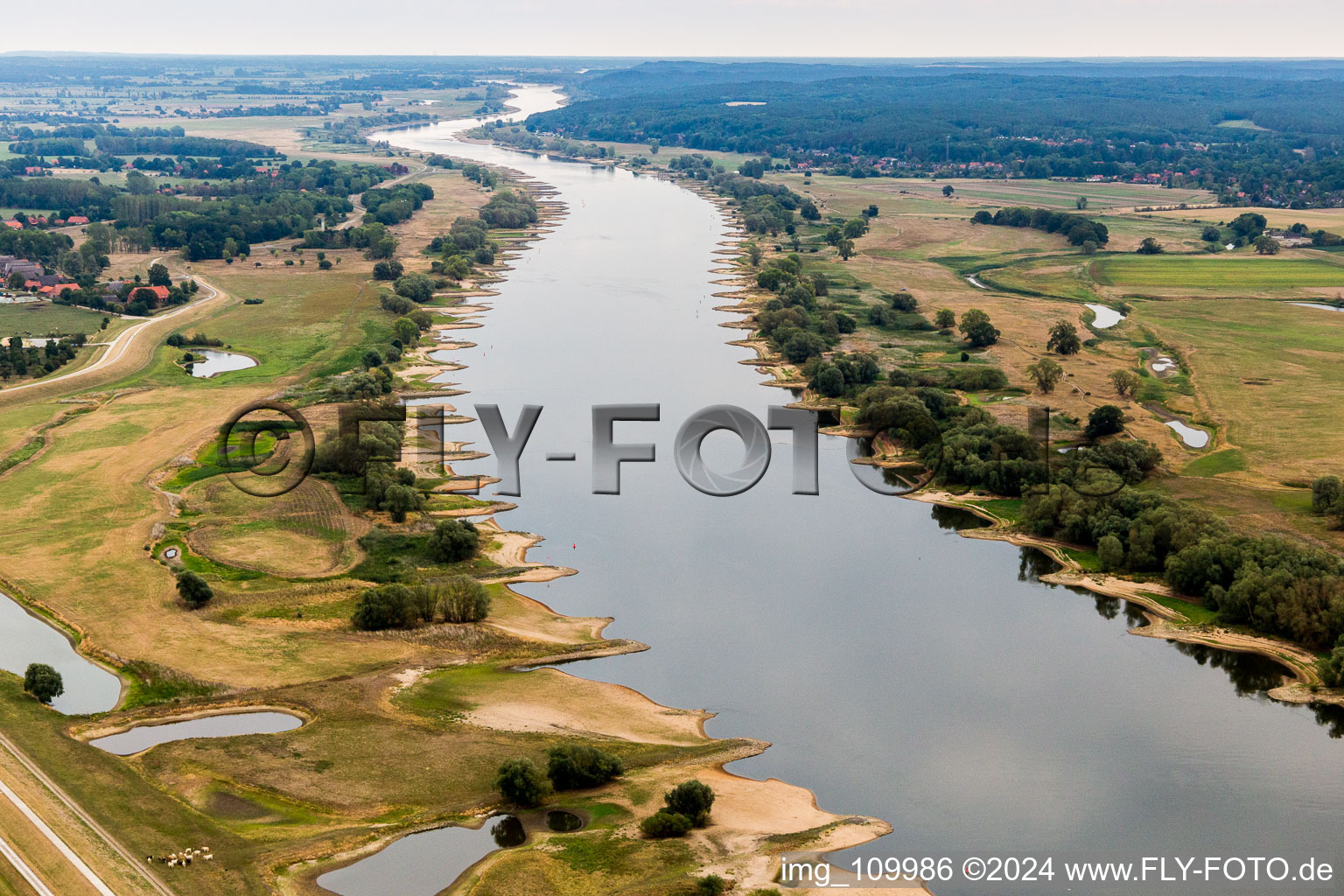 Vue aérienne de Zones riveraines avec lit de l'Elbe exposé en raison des bas niveaux d'eau à Neu Darchau dans le département Basse-Saxe, Allemagne