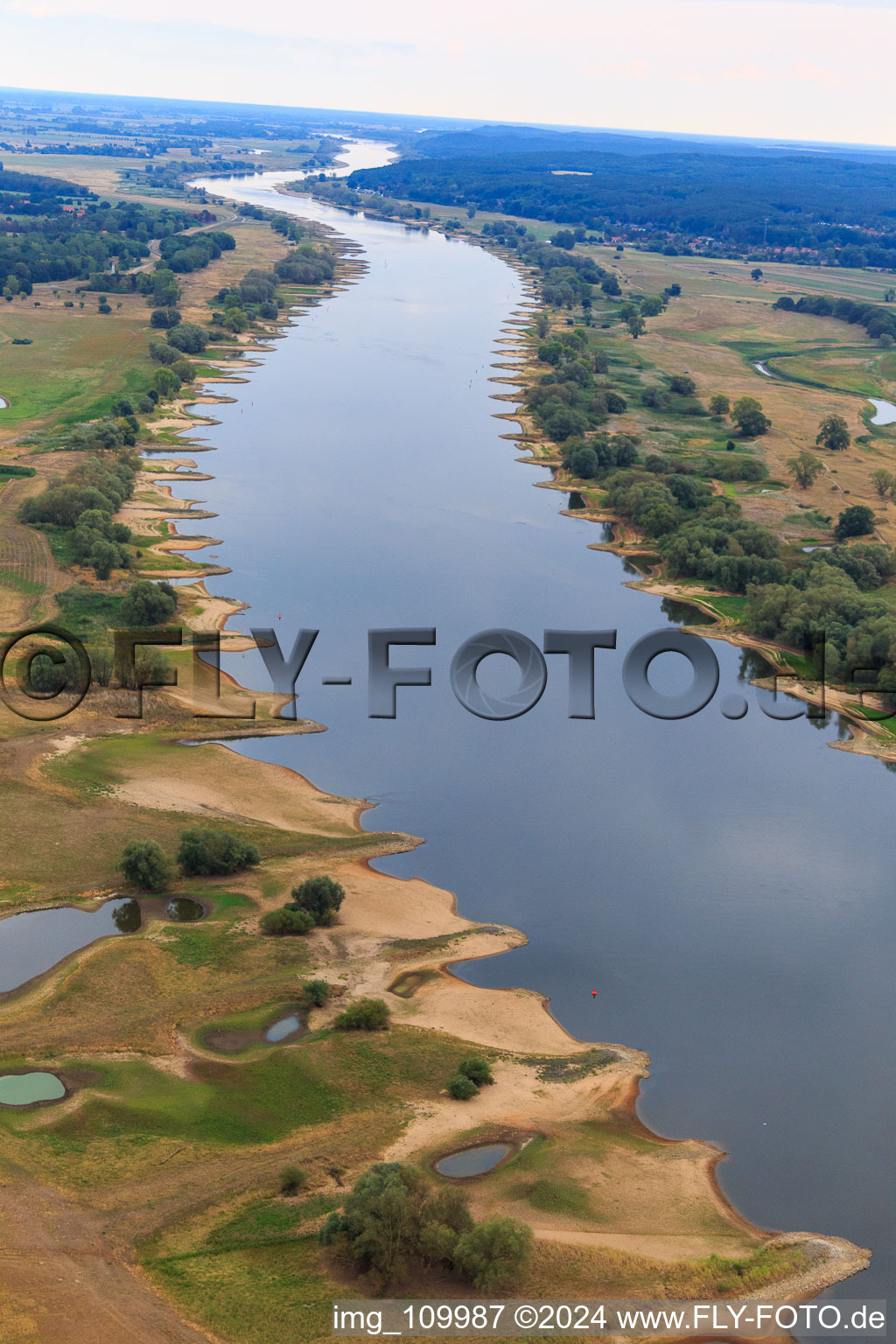 Vue aérienne de Cours de l'Elbe depuis l'est avec de nombreux épis à le quartier Konau in Amt Neuhaus dans le département Basse-Saxe, Allemagne