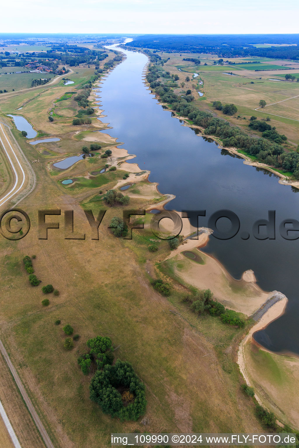 Photographie aérienne de Cours de l'Elbe depuis l'est avec de nombreux épis à le quartier Konau in Amt Neuhaus dans le département Basse-Saxe, Allemagne