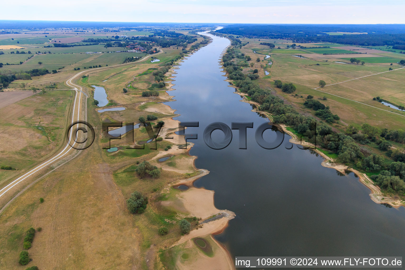 Vue oblique de Cours de l'Elbe depuis l'est avec de nombreux épis à le quartier Konau in Amt Neuhaus dans le département Basse-Saxe, Allemagne
