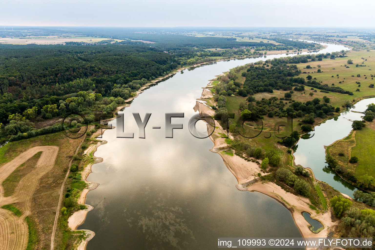 Vue aérienne de Zones riveraines avec le lit de l'Elbe exposé en raison de faibles niveaux d'eau à Neu Darchau dans le département Basse-Saxe, Allemagne