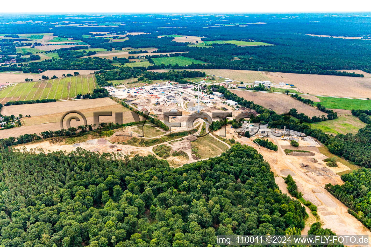 Vue aérienne de Zone commerciale avec éolienne et Arkema GmbH, Siemers Transporttechnik GmbH à le quartier Volkstorf in Vastorf dans le département Basse-Saxe, Allemagne