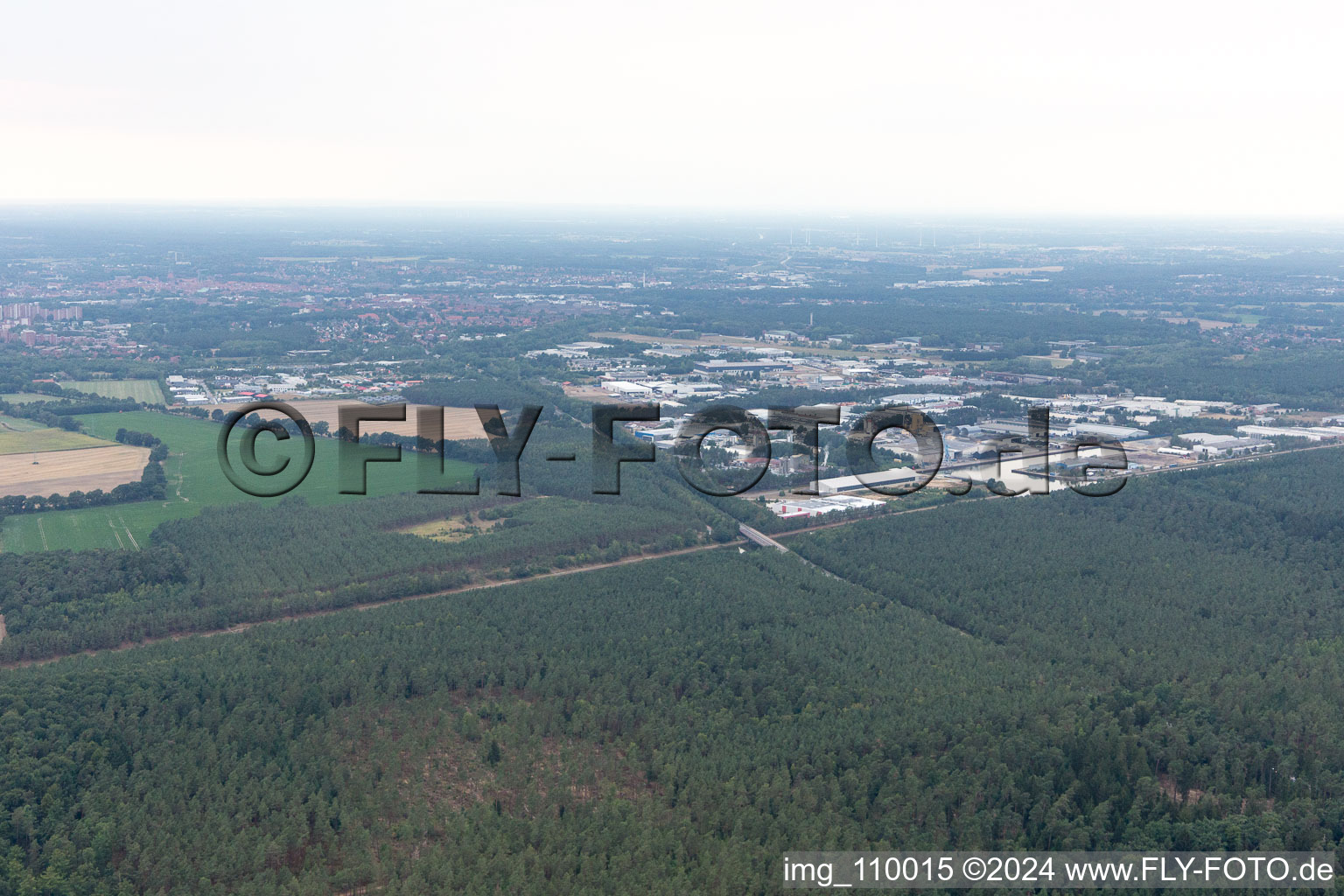 Vue aérienne de Zone industrielle au port à Lüneburg dans le département Basse-Saxe, Allemagne