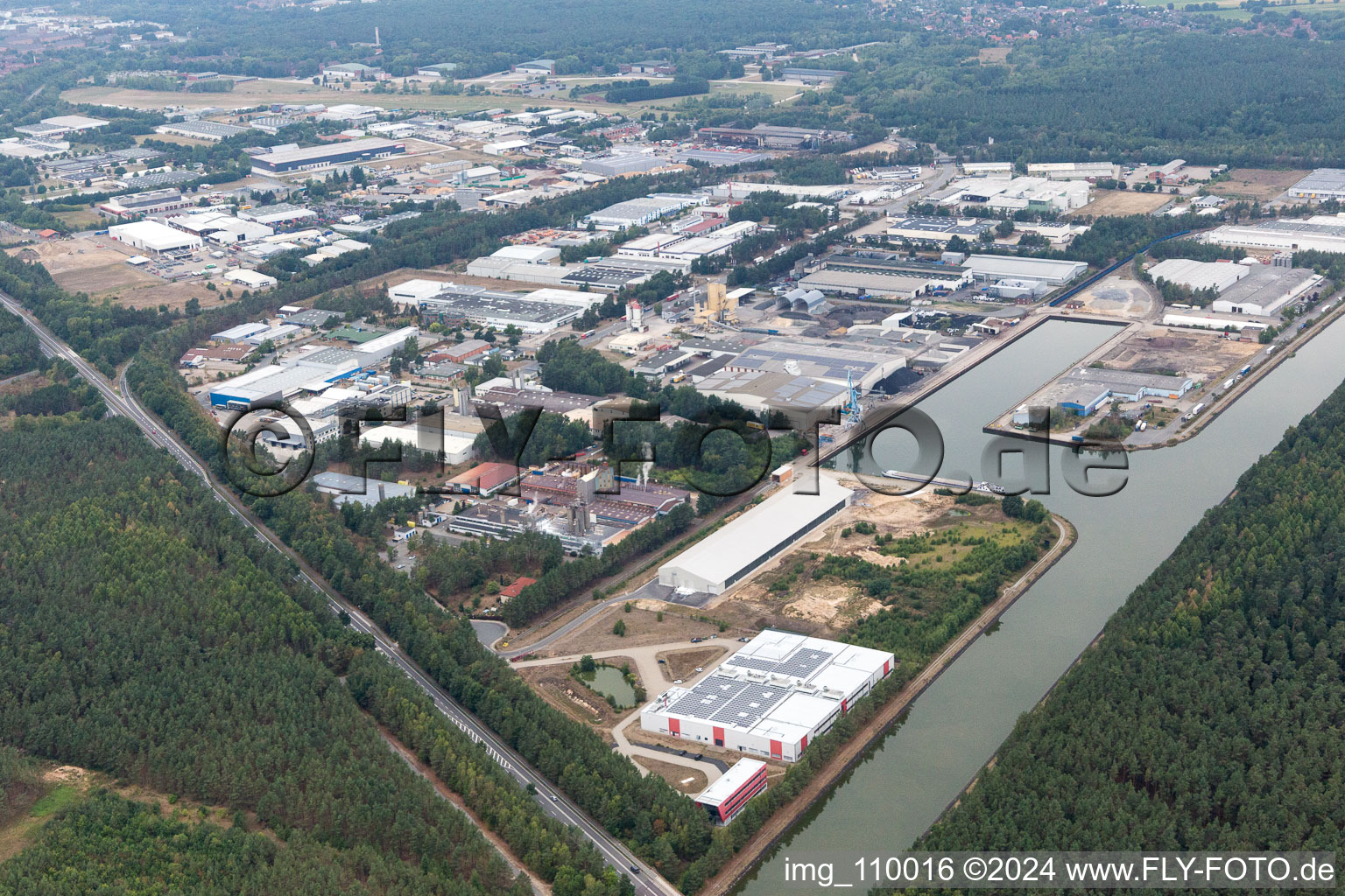 Vue aérienne de Zone industrielle au port à Lüneburg dans le département Basse-Saxe, Allemagne