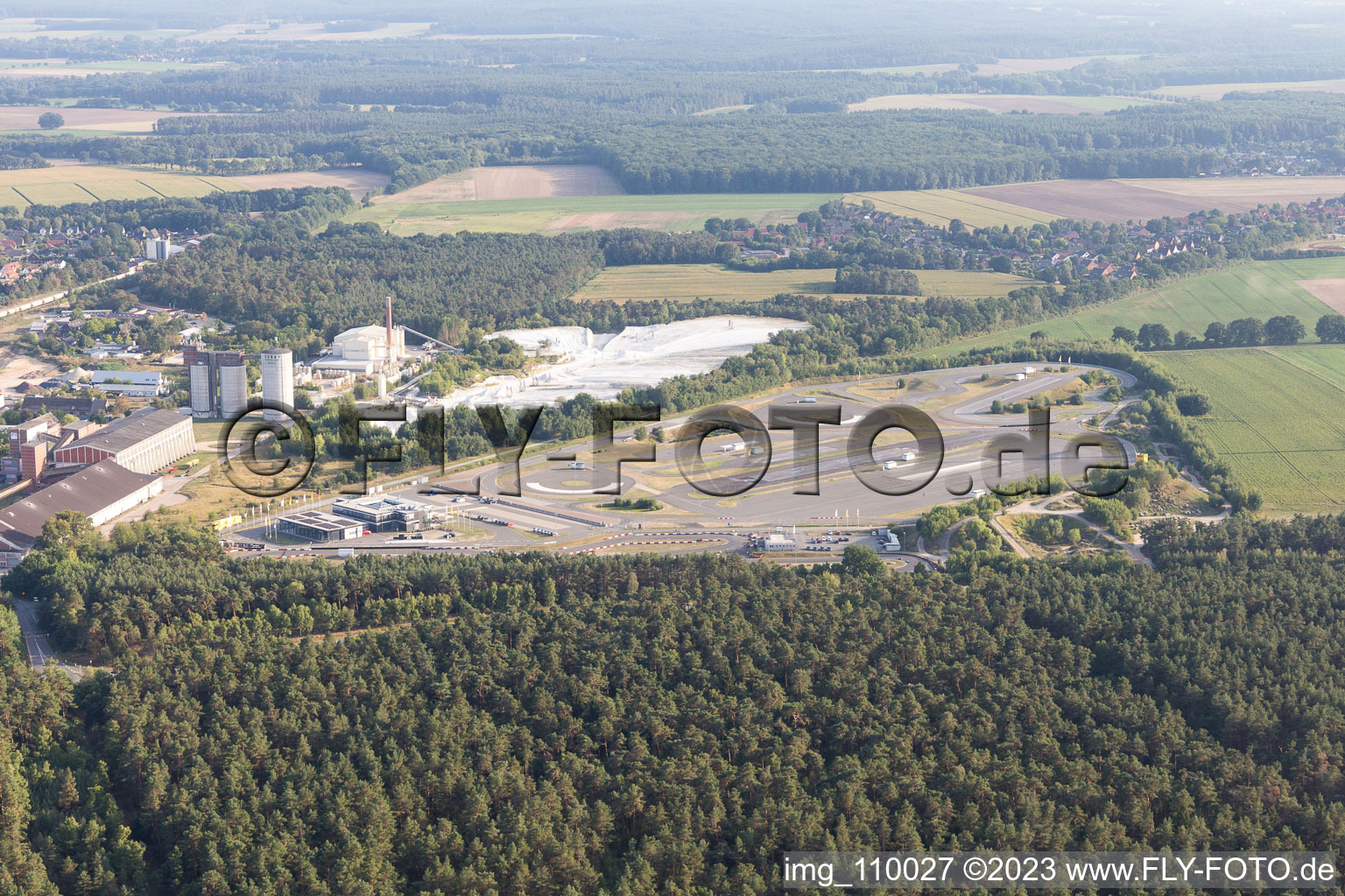 Vue aérienne de Voies asphaltées du centre de sécurité routière ADAC Hansa devant les décharges de gypse blanc de Gipswerk Embsen GmbH à Embsen dans le département Basse-Saxe, Allemagne