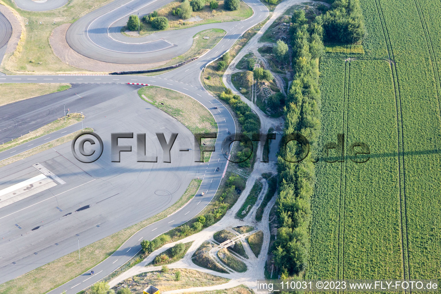 Photographie aérienne de Voies asphaltées du centre de sécurité routière ADAC Hansa devant les décharges de gypse blanc de Gipswerk Embsen GmbH à Embsen dans le département Basse-Saxe, Allemagne