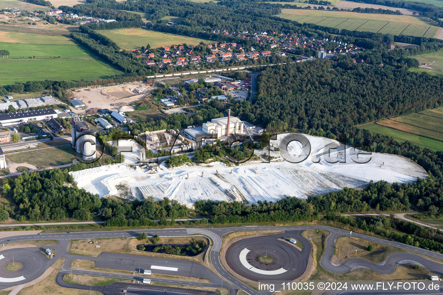 Voies asphaltées du centre de sécurité routière ADAC Hansa devant les décharges de gypse blanc de Gipswerk Embsen GmbH à Embsen dans le département Basse-Saxe, Allemagne d'en haut